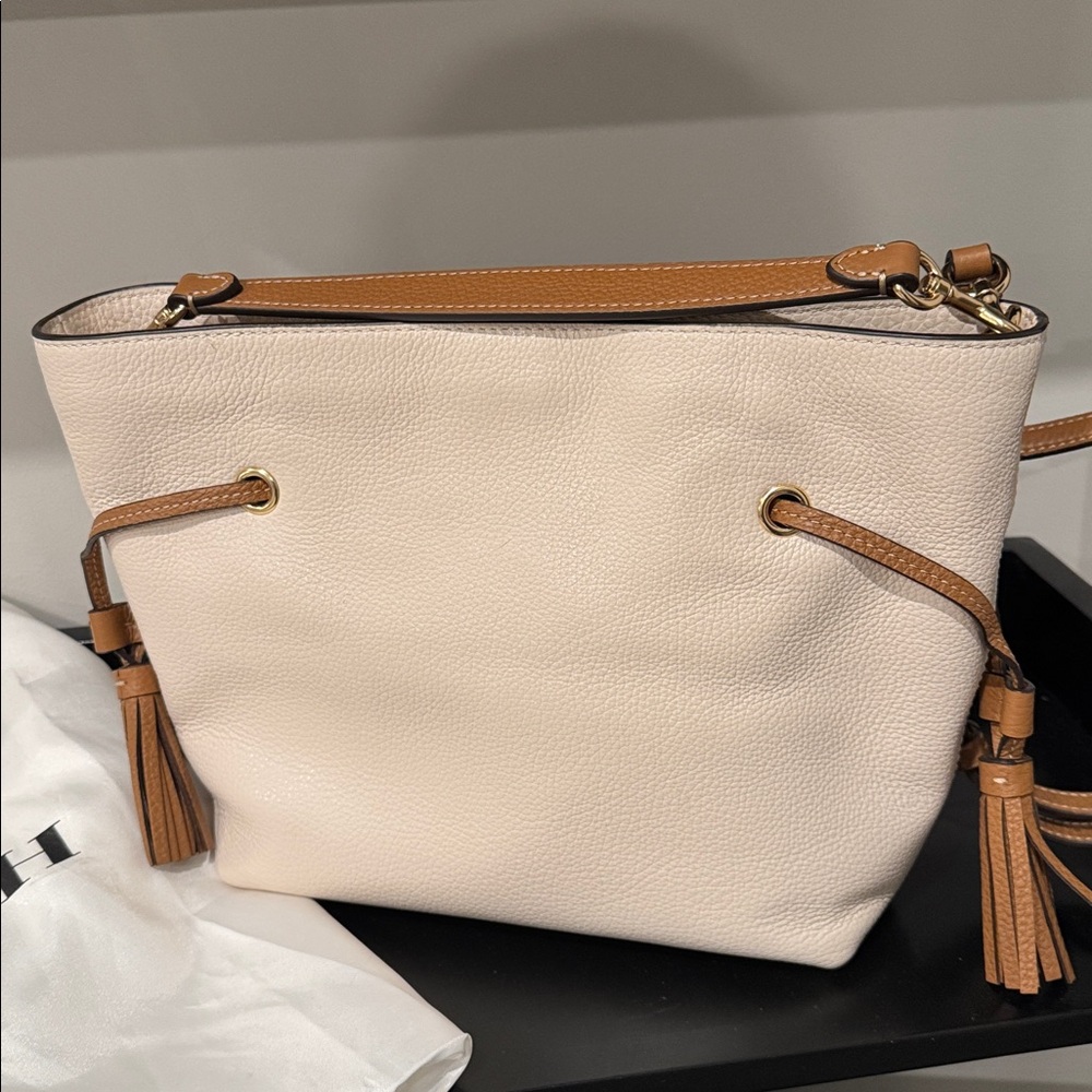 Coach Andy Crossbody Bag with Embossed Carriage Design - Picture 4 of 9